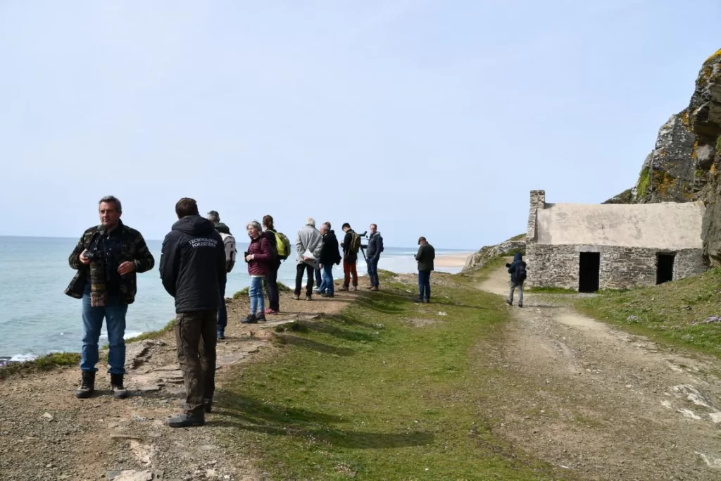 Le groupe de bénévoles sur le sentier douanier pour le suivi du faucon pèlerin