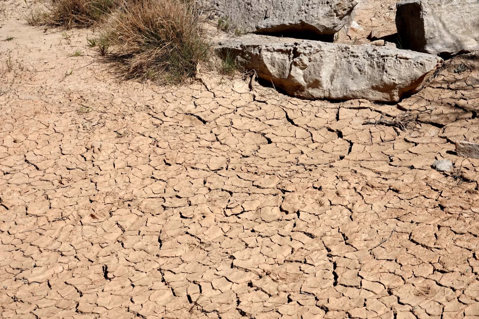 sol craquelé par la sécheresse
