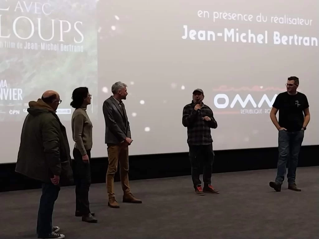 Les 5 présentateurs du film Vivre avec les loups de Jean-Michel qui tient ici le micro pour répondre aux questions du public