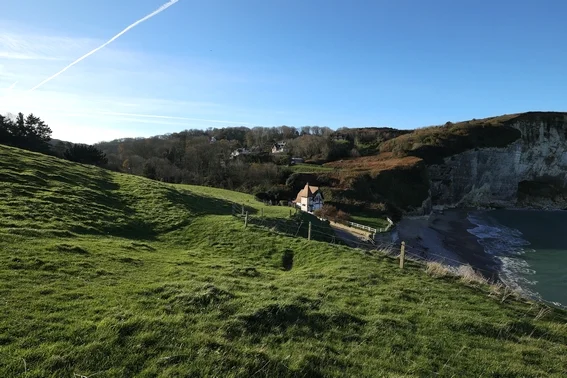 Vue plongeante sur la côte de Vaucottes-sur-mer avec une villa