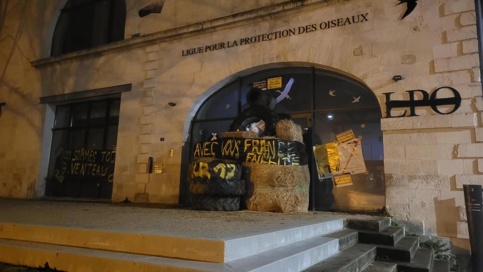 Local de la LPO France à Rochefort avec des tags
