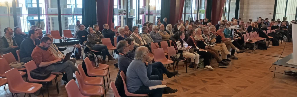 Public attentif aux prises de paroles lors du conseil national